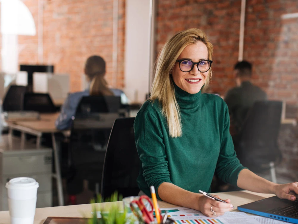 Dame aan het werk op kantoor met een lach aan de administratie