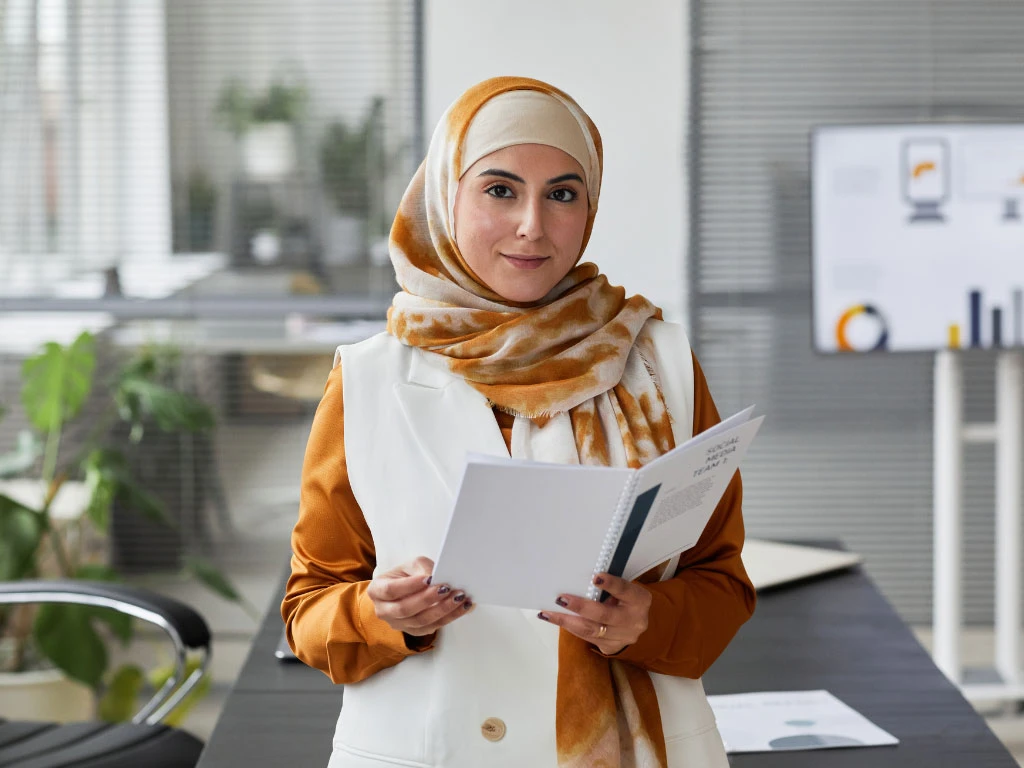Dame aan het werk op kantoor en houdt rapport vast