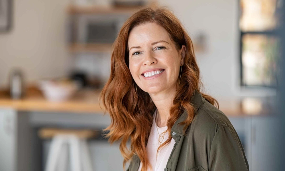 Dame aan het werk voor Start People met lach en professioneel gekleed