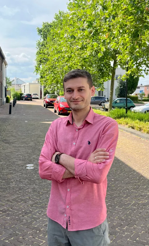 elisjan-uka---web Mentor COA net gekleed staat buiten