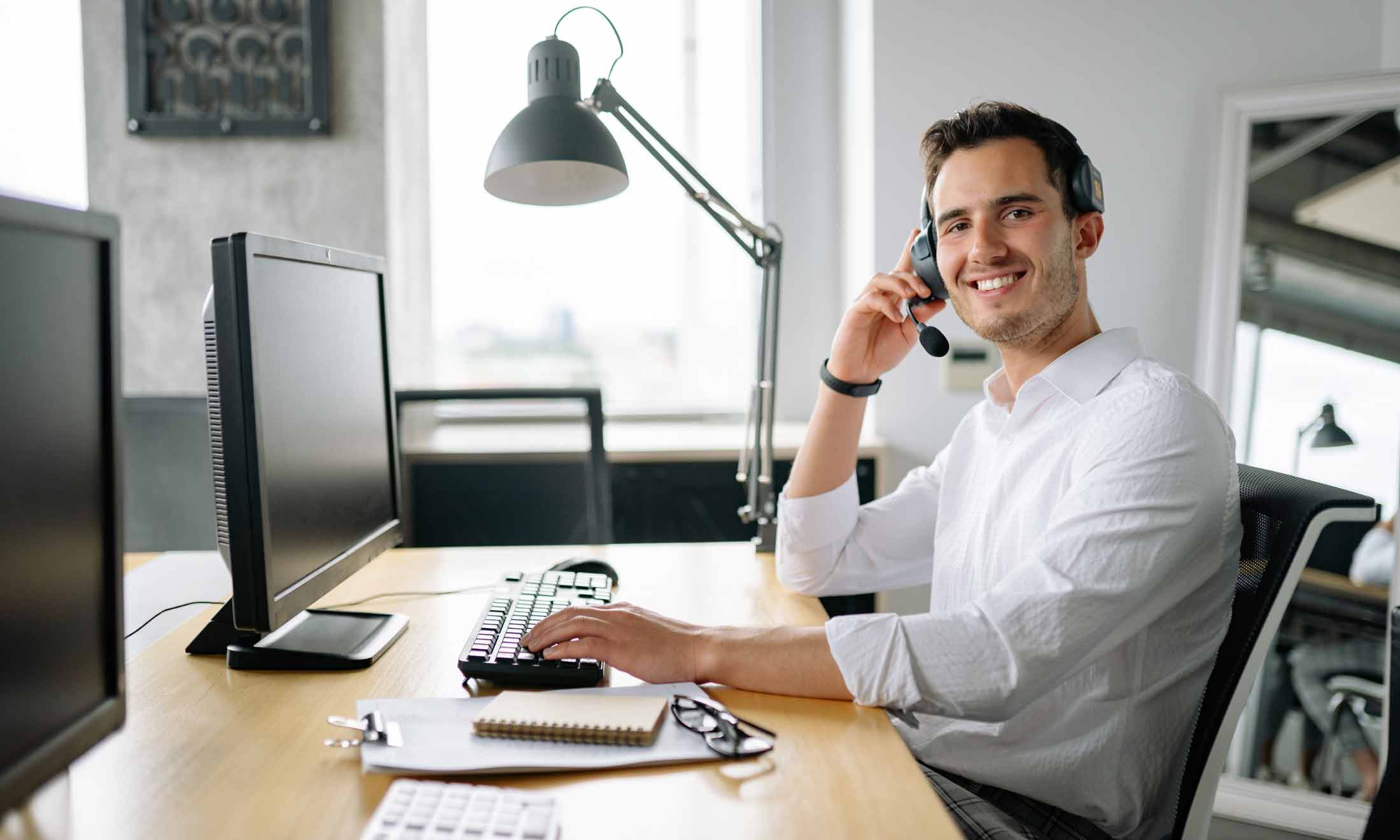 Man aan het werk als klantenservicemedewerker