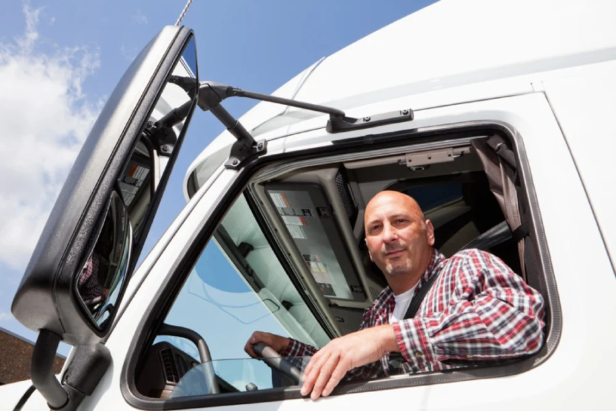 Man aan het werk als vrachtwagenchauffeur
