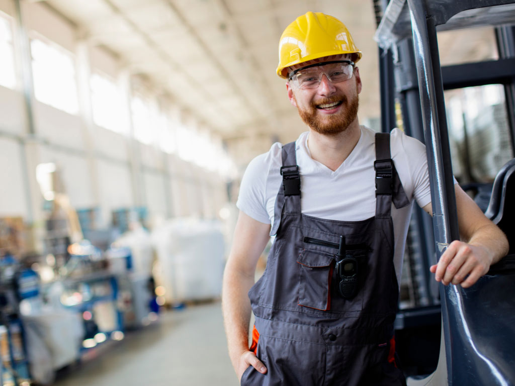 Man met helm aan het werk Man aan het werk