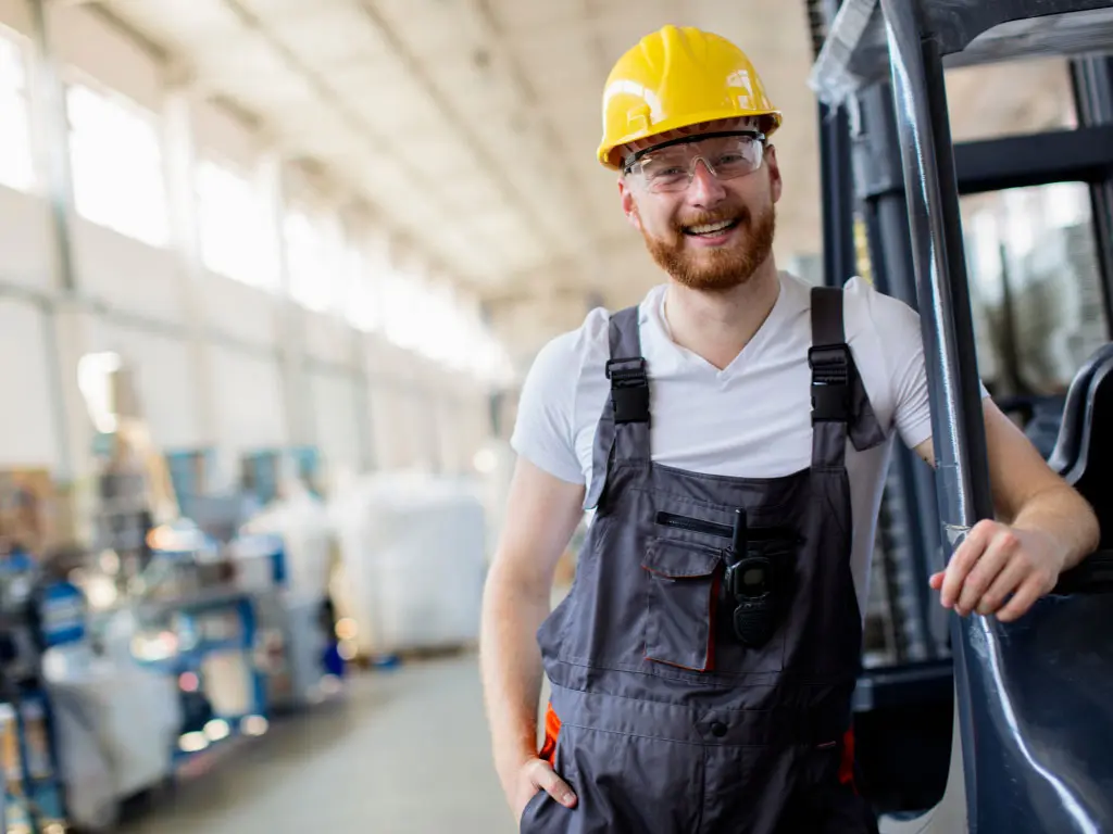 Man met helm aan het werk Man aan het werk